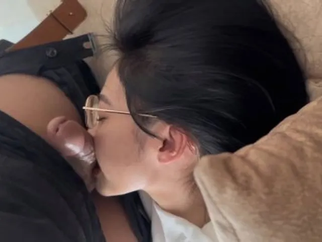 Em sinh viên kính cận mút phê quá vứt cả kính sang bên
