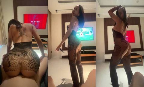 Cặp mông cong tròn đang chơi thì em rút ra tạo dáng